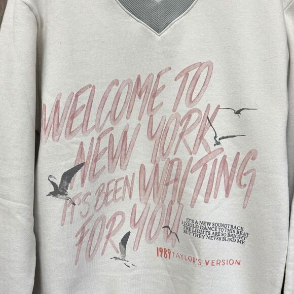 NEW Taylor Swift 1989 Sweatshirt size Medium Welcome to New York Pullover Fleece - Picture 4 of 7